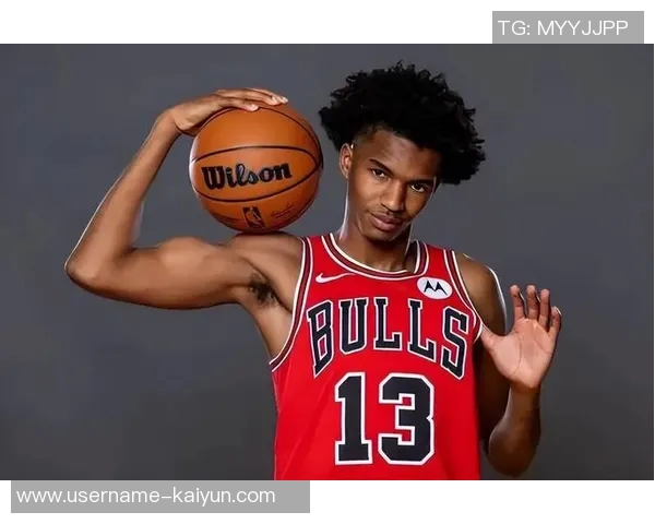 小杨激情泼水庆祝斯普利特首场胜利并获得比赛用球