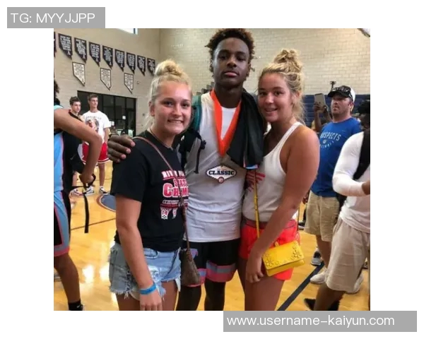 三球调侃布朗尼身材健壮引发热议网友纷纷点赞幽默互动不断